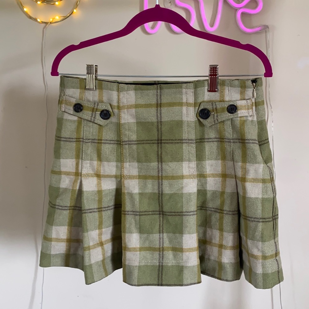 Plaid schoolgirl mini skirt. Brand: GAP.